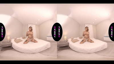 PORNBCN VR Rijpe Spaanse MILF masturbeert en zuigt je lul in POV terwijl ze rookt en rukt aan haar benen.